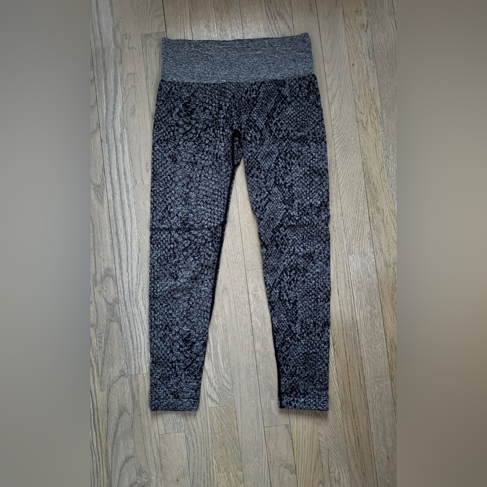 NVGTN Black Speckled Snakeskin Seamless Leggings Womens Size Medium M Gym - Picture 3 of 7